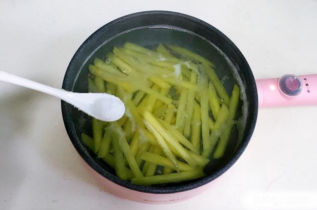 Chiên khoai tây đừng cho ngay vào chảo dầu, thêm 2 bước này khoai giòn ngon thơm nức như nhà hàng-3