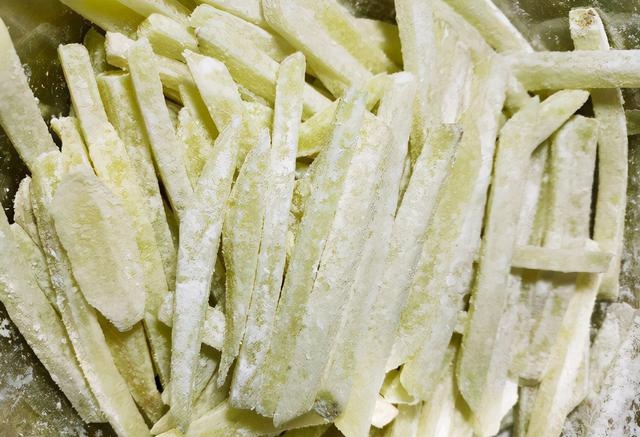 Chiên khoai tây đừng cho ngay vào chảo dầu, thêm 2 bước này khoai giòn ngon thơm nức như nhà hàng-5