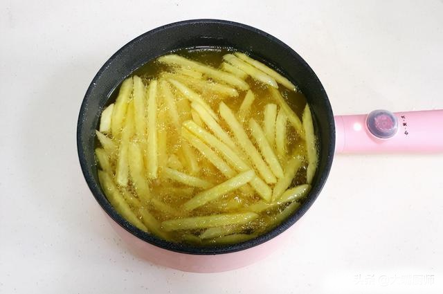 Chiên khoai tây đừng cho ngay vào chảo dầu, thêm 2 bước này khoai giòn ngon thơm nức như nhà hàng-6