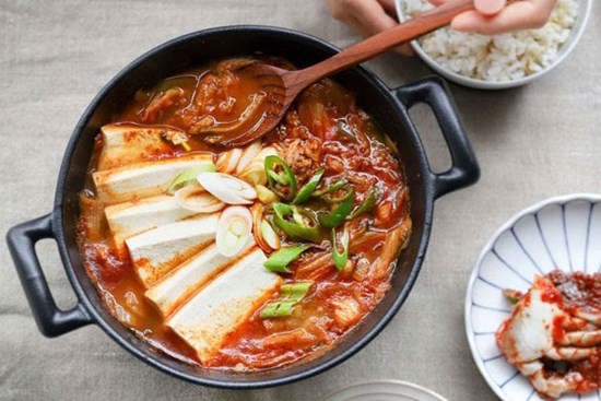 Mách chị em cách nấu canh kim chi đậu phụ đơn giản, ngon miệng, ai cũng có thể thực hiện thành công