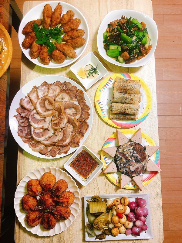 9x sang Nhật làm việc gặp bạn cùng phòng không biết nấu ăn, ai dè trổ tài làm nhiều món ngon, thịnh soạn như nhà hàng-2