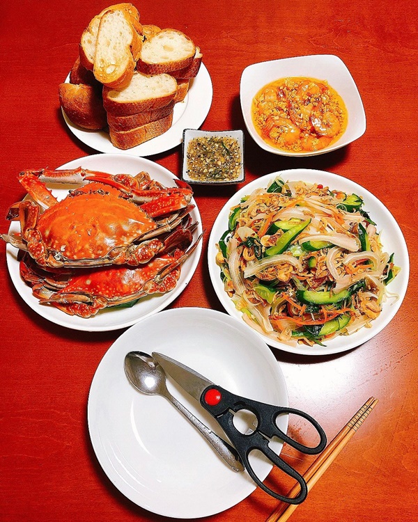 9x sang Nhật làm việc gặp bạn cùng phòng không biết nấu ăn, ai dè trổ tài làm nhiều món ngon, thịnh soạn như nhà hàng-5