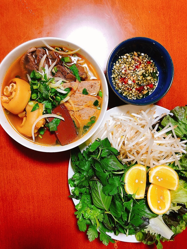 9x sang Nhật làm việc gặp bạn cùng phòng không biết nấu ăn, ai dè trổ tài làm nhiều món ngon, thịnh soạn như nhà hàng-17