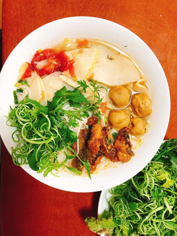 9x sang Nhật làm việc gặp bạn cùng phòng không biết nấu ăn, ai dè trổ tài làm nhiều món ngon, thịnh soạn như nhà hàng-20