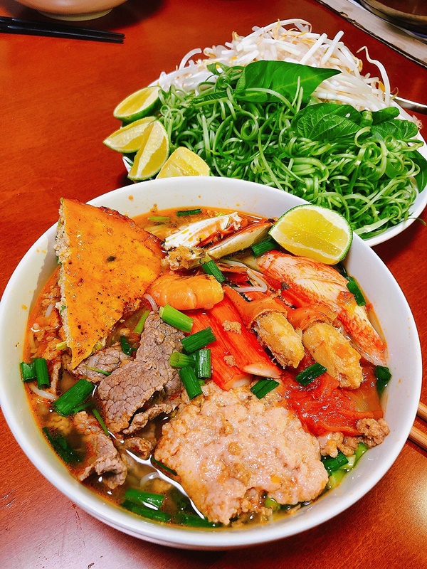 9x sang Nhật làm việc gặp&nbsp;bạn cùng phòng không biết nấu ăn, ai dè trổ tài làm nhiều món ngon, thịnh soạn như nhà hàng-23