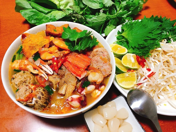 9x sang Nhật làm việc gặp bạn cùng phòng không biết nấu ăn, ai dè trổ tài làm nhiều món ngon, thịnh soạn như nhà hàng-24