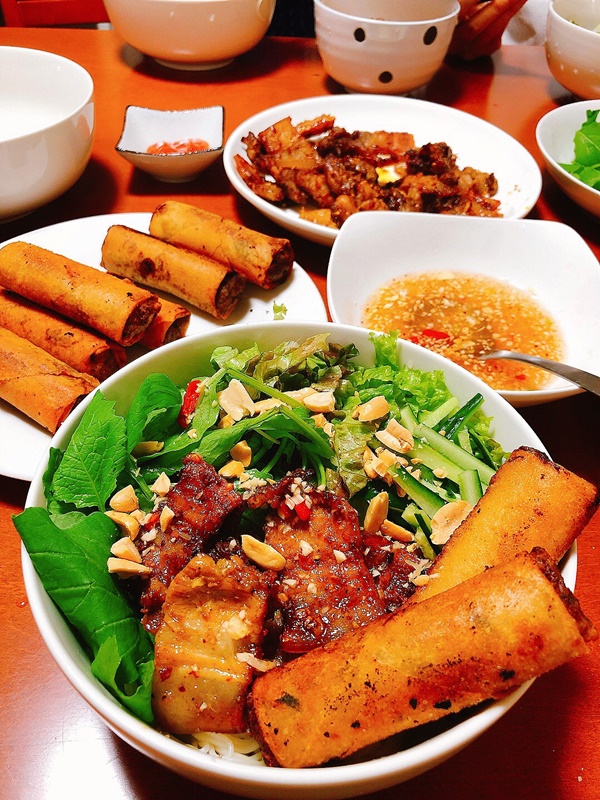 9x sang Nhật làm việc gặp&nbsp;bạn cùng phòng không biết nấu ăn, ai dè trổ tài làm nhiều món ngon, thịnh soạn như nhà hàng-25