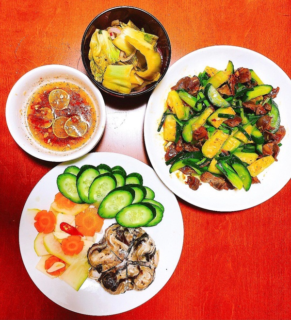 9x sang Nhật làm việc gặp bạn cùng phòng không biết nấu ăn, ai dè trổ tài làm nhiều món ngon, thịnh soạn như nhà hàng-12