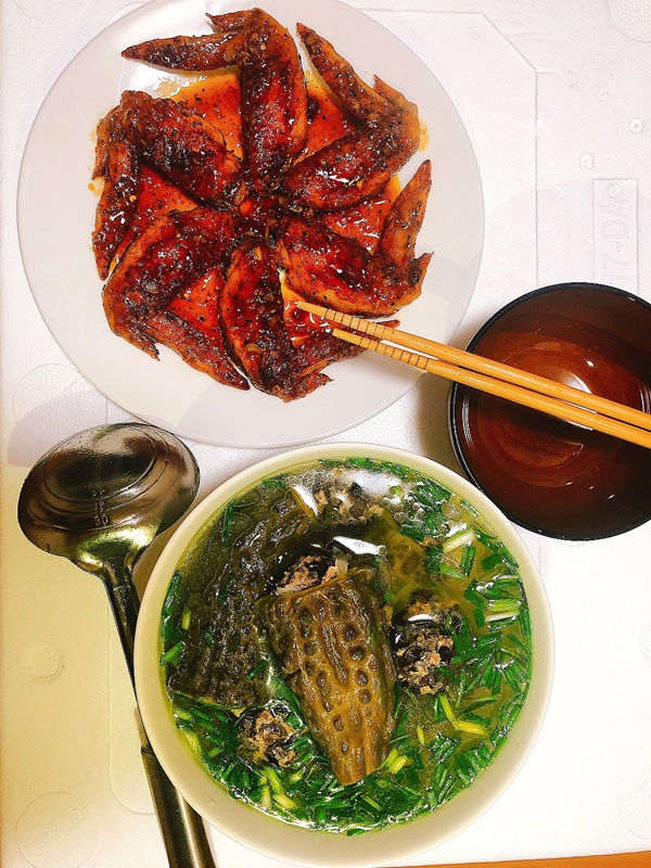 9x sang Nhật làm việc gặp&nbsp;bạn cùng phòng không biết nấu ăn, ai dè trổ tài làm nhiều món ngon, thịnh soạn như nhà hàng-14