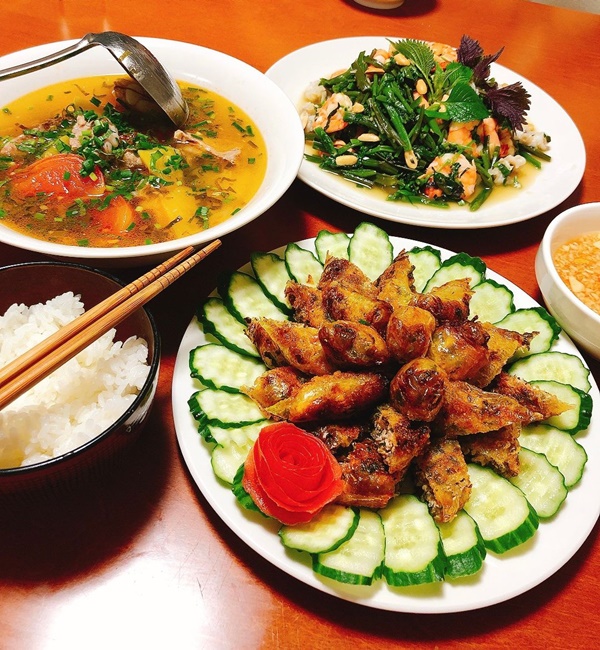 9x sang Nhật làm việc gặp&nbsp;bạn cùng phòng không biết nấu ăn, ai dè trổ tài làm nhiều món ngon, thịnh soạn như nhà hàng-15