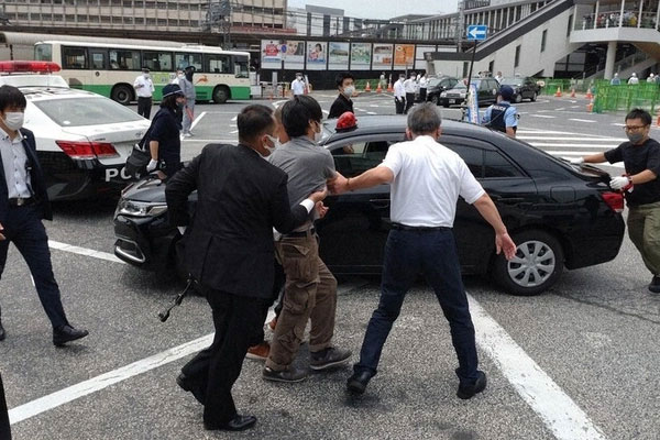 Báo Nhật: Nghi phạm khai định bắn người khác không phải ông Abe-1