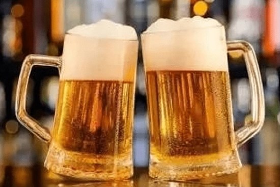 Đổ bia vào quần áo, bạn sẽ choáng với điều xảy ra