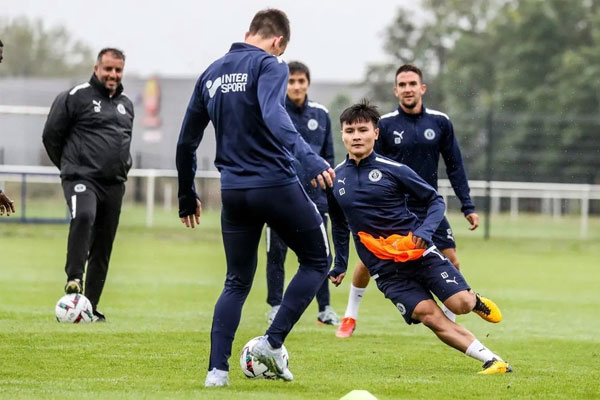 Hình ảnh của Quang Hải trong trận đầu đá chính tại Pau-2