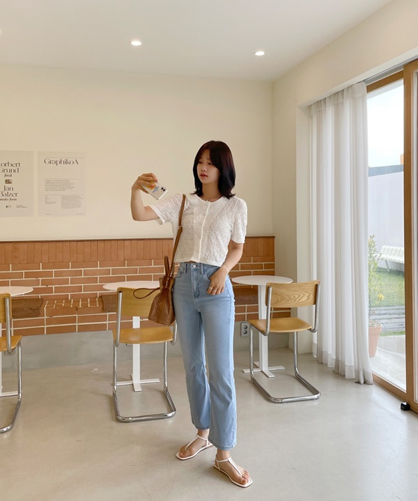 13 cách diện quần jeans với sandal tôn dáng tối ưu nhất