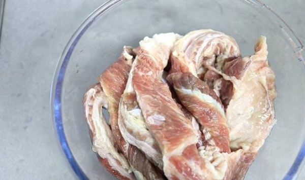 Thịt bò hầm trong nồi cơm điện thơm ngon, hấp dẫn, người lười biếng cũng thích-1