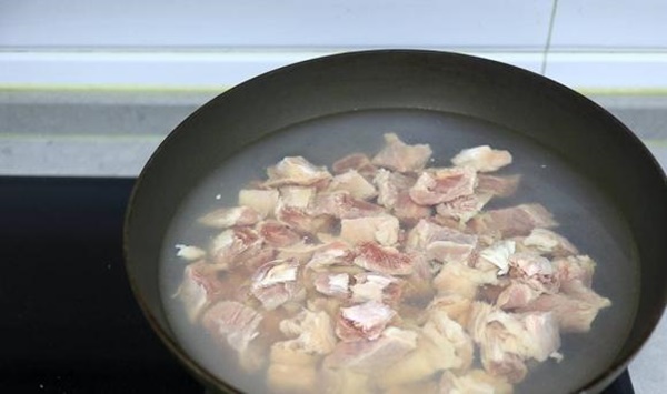 Thịt bò hầm trong nồi cơm điện thơm ngon, hấp dẫn, người lười biếng cũng thích-3