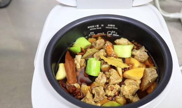 Thịt bò hầm trong nồi cơm điện thơm ngon, hấp dẫn, người lười biếng cũng thích-6