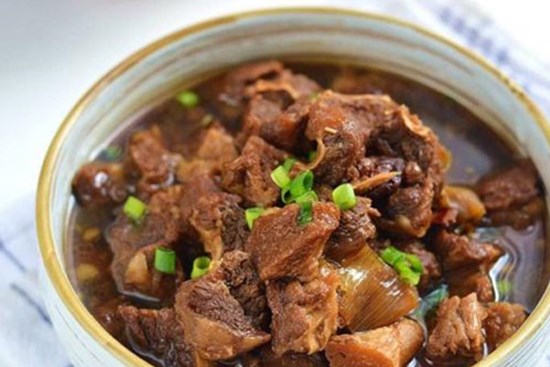 Thịt bò hầm trong nồi cơm điện thơm ngon, hấp dẫn, người lười biếng cũng thích