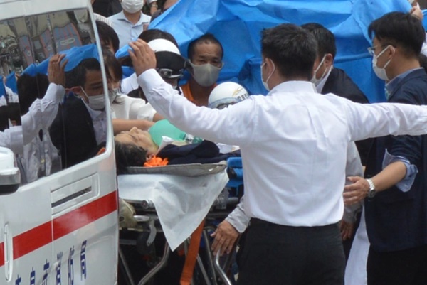 Xe tang đưa thi thể ông Abe về nhà-2