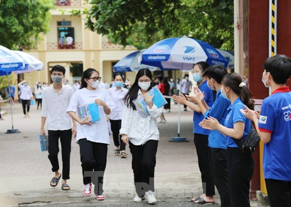 Nụ cười tỏa nắng của các tình nguyện viên tiếp sức mùa thi 2022-2