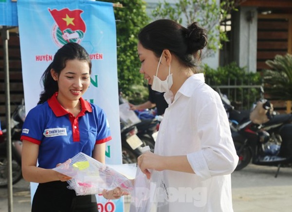 Nụ cười tỏa nắng của các tình nguyện viên tiếp sức mùa thi 2022-3