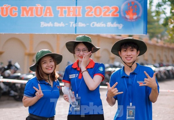 Nụ cười tỏa nắng của các tình nguyện viên tiếp sức mùa thi 2022-6