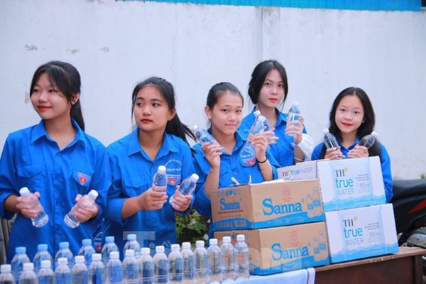 Nụ cười tỏa nắng của các tình nguyện viên tiếp sức mùa thi 2022-7