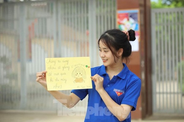 Nụ cười tỏa nắng của các tình nguyện viên tiếp sức mùa thi 2022-8