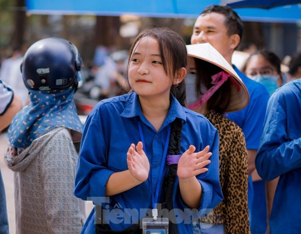 Nụ cười tỏa nắng của các tình nguyện viên tiếp sức mùa thi 2022-10