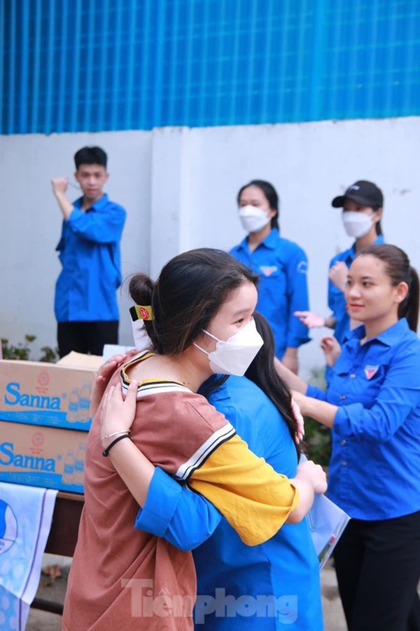 Nụ cười tỏa nắng của các tình nguyện viên tiếp sức mùa thi 2022-11