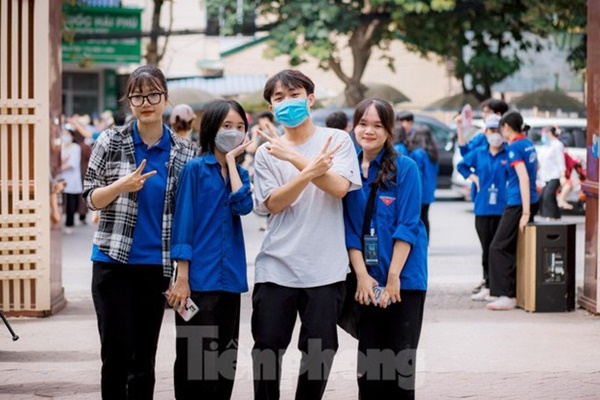 Nụ cười tỏa nắng của các tình nguyện viên tiếp sức mùa thi 2022-12