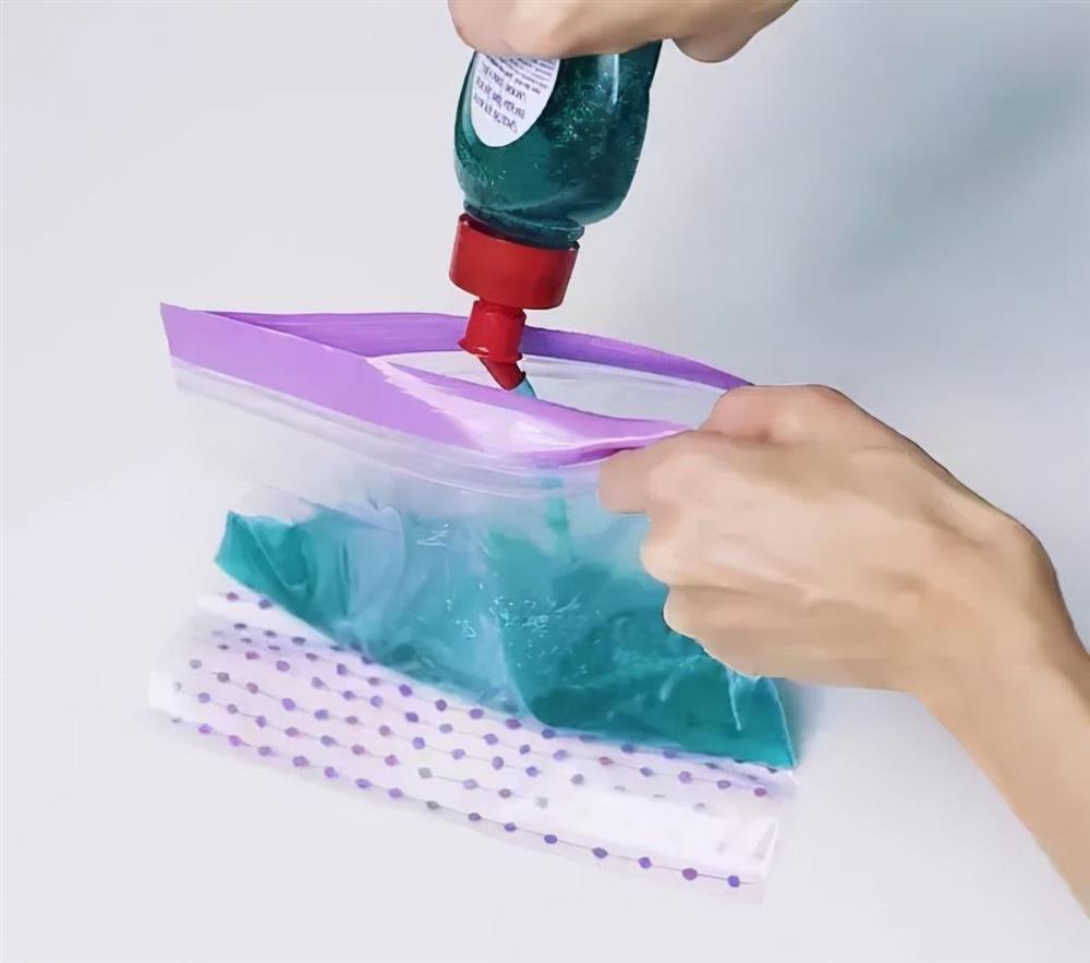 Đổ nước giặt vào túi zip rồi cho vào tủ lạnh đến khi đông lại, bạn sẽ bất ngờ bởi công dụng tuyệt vời này-1