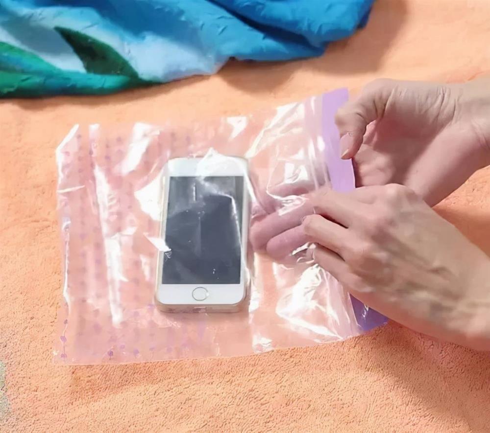 Đổ nước giặt vào túi zip rồi cho vào tủ lạnh đến khi đông lại, bạn sẽ bất ngờ bởi công dụng tuyệt vời này-4