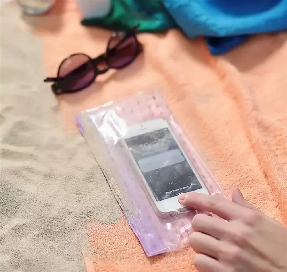 Đổ nước giặt vào túi zip rồi cho vào tủ lạnh đến khi đông lại, bạn sẽ bất ngờ bởi công dụng tuyệt vời này-5