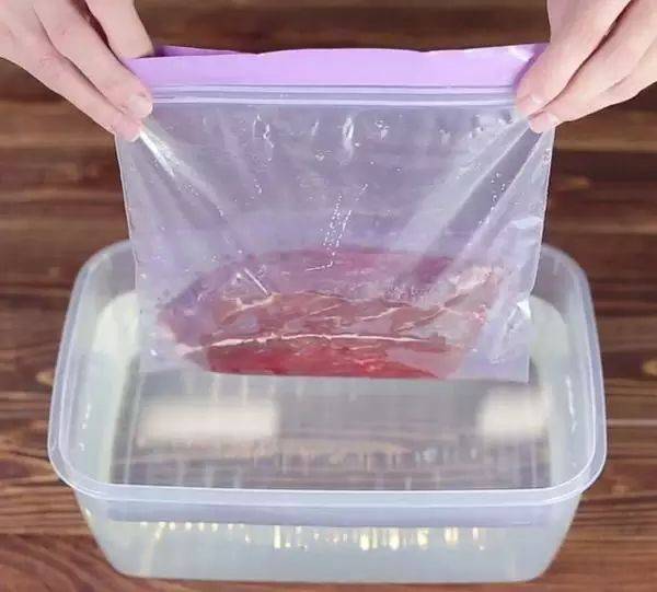 Đổ nước giặt vào túi zip rồi cho vào tủ lạnh đến khi đông lại, bạn sẽ bất ngờ bởi công dụng tuyệt vời này-6