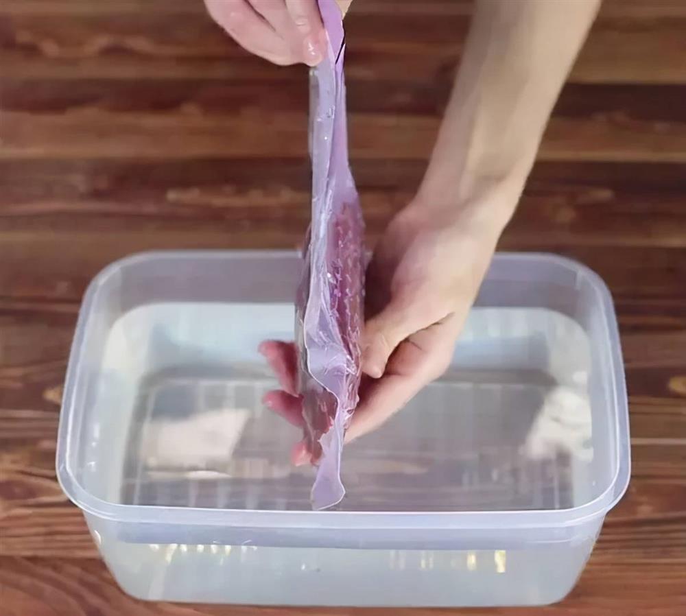 Đổ nước giặt vào túi zip rồi cho vào tủ lạnh đến khi đông lại, bạn sẽ bất ngờ bởi công dụng tuyệt vời này-8