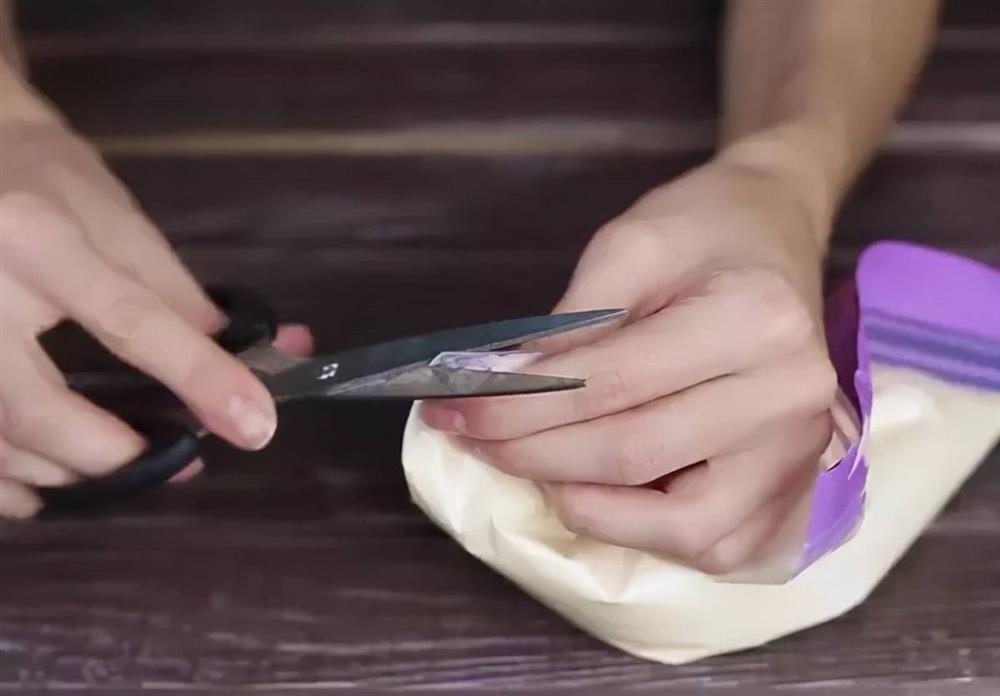 Đổ nước giặt vào túi zip rồi cho vào tủ lạnh đến khi đông lại, bạn sẽ bất ngờ bởi công dụng tuyệt vời này-9