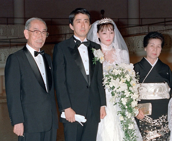 Cuộc đời của cựu Thủ tướng Nhật Bản Abe Shinzo qua những hình ảnh đáng nhớ-1