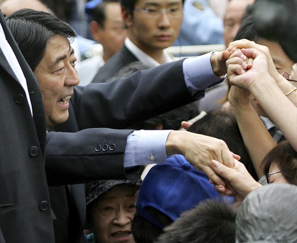 Cuộc đời của cựu Thủ tướng Nhật Bản Abe Shinzo qua những hình ảnh đáng nhớ-2