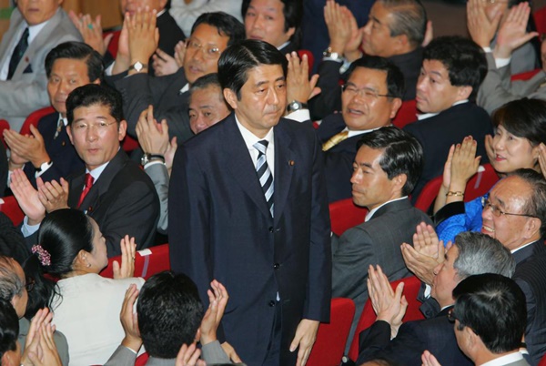 Cuộc đời của cựu Thủ tướng Nhật Bản Abe Shinzo qua những hình ảnh đáng nhớ-3