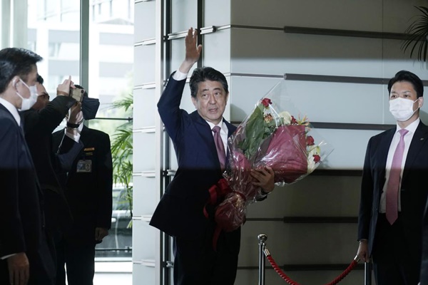 Cuộc đời của cựu Thủ tướng Nhật Bản Abe Shinzo qua những hình ảnh đáng nhớ-15