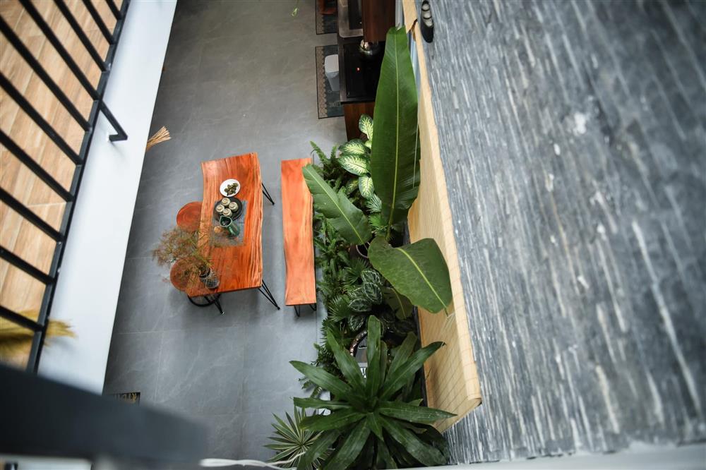 Ngôi nhà trong ngõ ngập cây xanh, góc bàn ăn thật chill bên khu vườn nhỏ-26