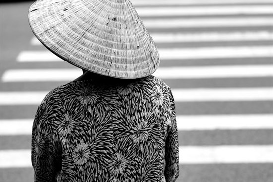 Vì tài sản thừa kế, con cái ra sức tranh giành, mang cả mẹ già... đi giấu