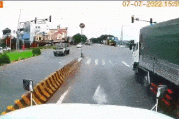 Vừa đi vừa mải nghịch điện thoại, người phụ nữ bị xe chở rác nuốt chửng vào gầm-1