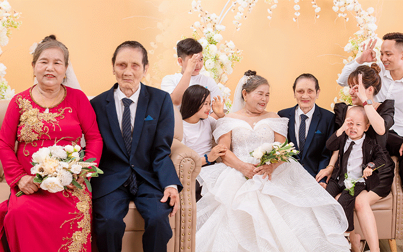 Cô gái mồ côi đồng ý cưới người đàn ông mù cách đây hơn 50 năm: Vợ tần tảo nuôi đủ 5 con với 1 chồng, nửa thế kỷ chưa từng than vãn!-1