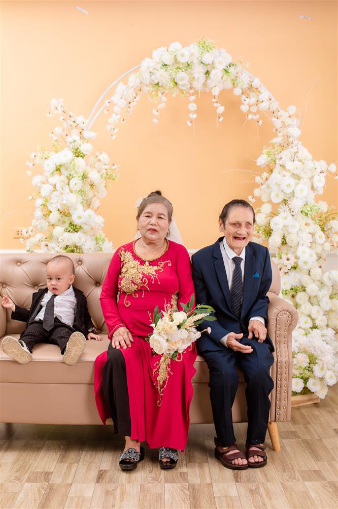 Cô gái mồ côi đồng ý cưới người đàn ông mù cách đây hơn 50 năm: Vợ tần tảo nuôi đủ 5 con với 1 chồng, nửa thế kỷ chưa từng than vãn!-3