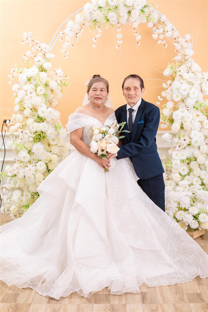 Cô gái mồ côi đồng ý cưới người đàn ông mù cách đây hơn 50 năm: Vợ tần tảo nuôi đủ 5 con với 1 chồng, nửa thế kỷ chưa từng than vãn!-4