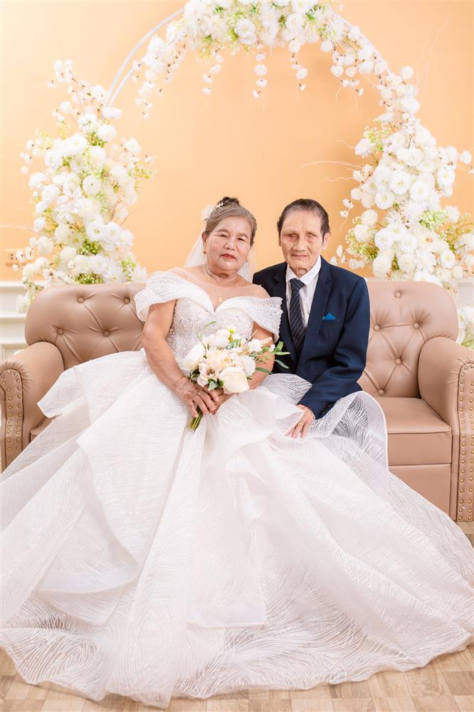 Cô gái mồ côi đồng ý cưới người đàn ông mù cách đây hơn 50 năm: Vợ tần tảo nuôi đủ 5 con với 1 chồng, nửa thế kỷ chưa từng than vãn!-5