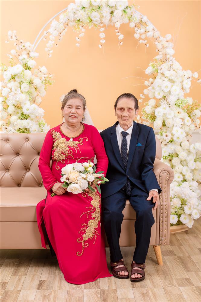 Cô gái mồ côi đồng ý cưới người đàn ông mù cách đây hơn 50 năm: Vợ tần tảo nuôi đủ 5 con với 1 chồng, nửa thế kỷ chưa từng than vãn!-6