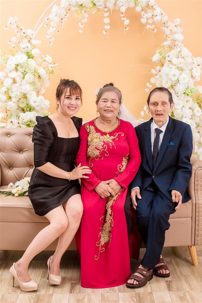 Cô gái mồ côi đồng ý cưới người đàn ông mù cách đây hơn 50 năm: Vợ tần tảo nuôi đủ 5 con với 1 chồng, nửa thế kỷ chưa từng than vãn!-7